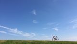 河川敷と空と自転車