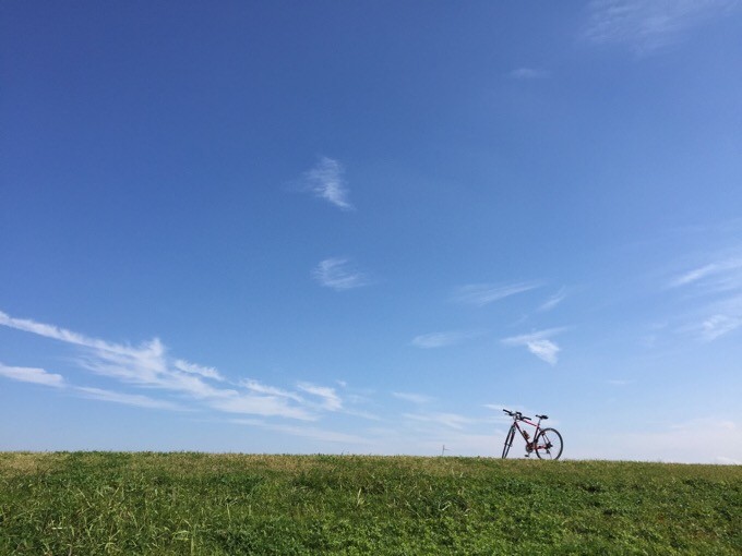 河川敷と空と自転車