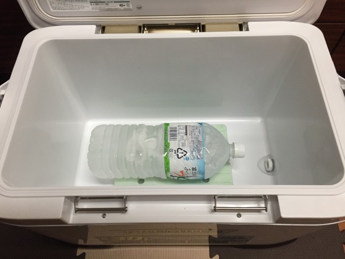 クーラーボックスに凍らせた水と保冷剤を入れる