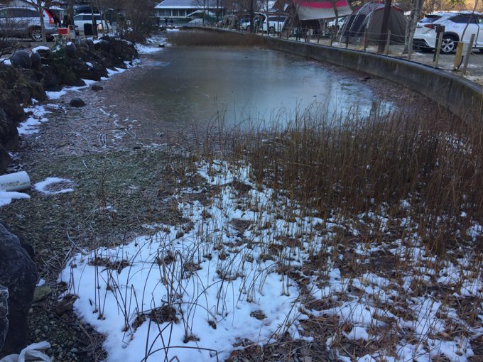 １１月下旬の塩原グリーンビレッジは池が凍っている