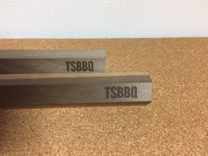 TSBBQのロゴが入ったサーベルと木製棒