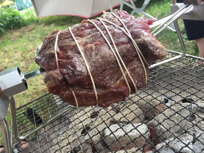 大きすぎるローストビーフをタコ糸で縛る