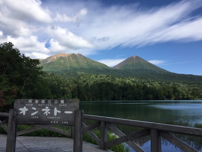 オンネトーから見える雌阿寒岳と阿寒富士