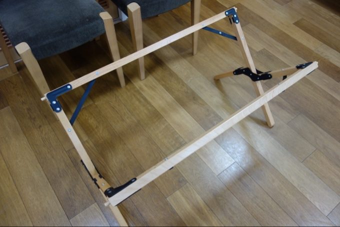 ハイランダーのロールトップテーブルの脚を組み立てる