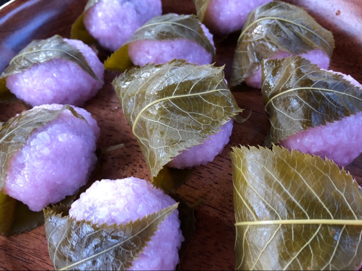 道明寺粉で作った桜餅がひな祭りキャンプのデザート