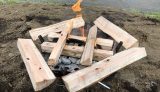 ファイアグリルで井桁を組みつつ薪を乾燥中