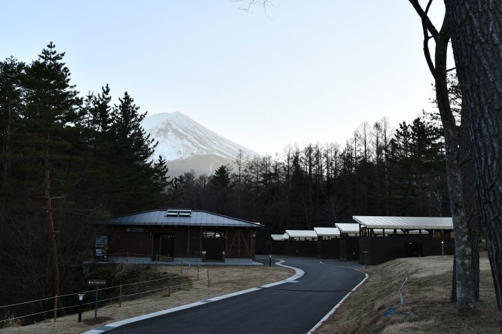 PICA Fujiyamaのテントサイトは富士山方向に並ぶ
