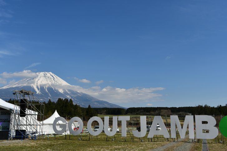 GO OUT STAGE横にある看板と富士山