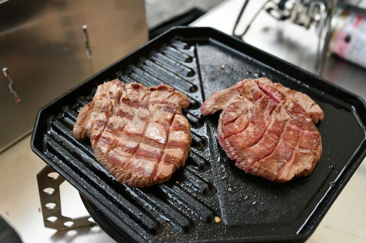 ユニフレームのユニ鉄で牛タンを焼いてみる