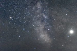 野島崎灯台で撮影したベンチと天の川