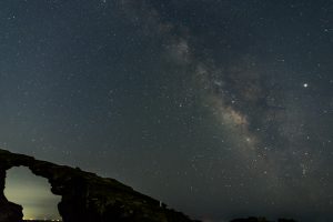 三浦半島城ヶ島の馬の背洞門と夏の天の川