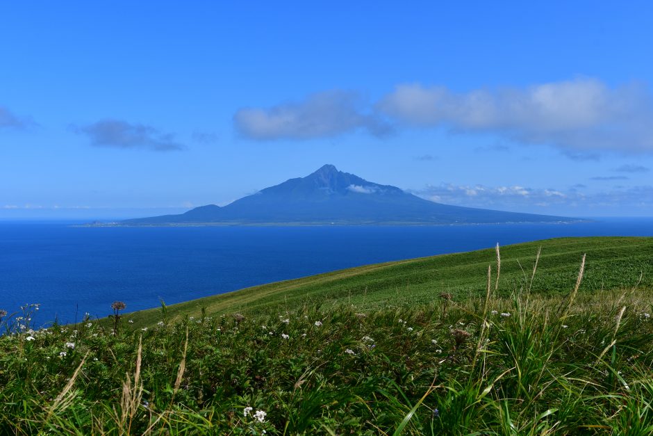 礼文島の桃岩トレッキングコースから見える利尻富士