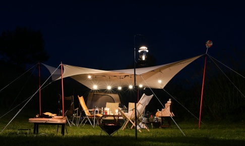 焚き火タープコットンウイングは夜は明るく華やか