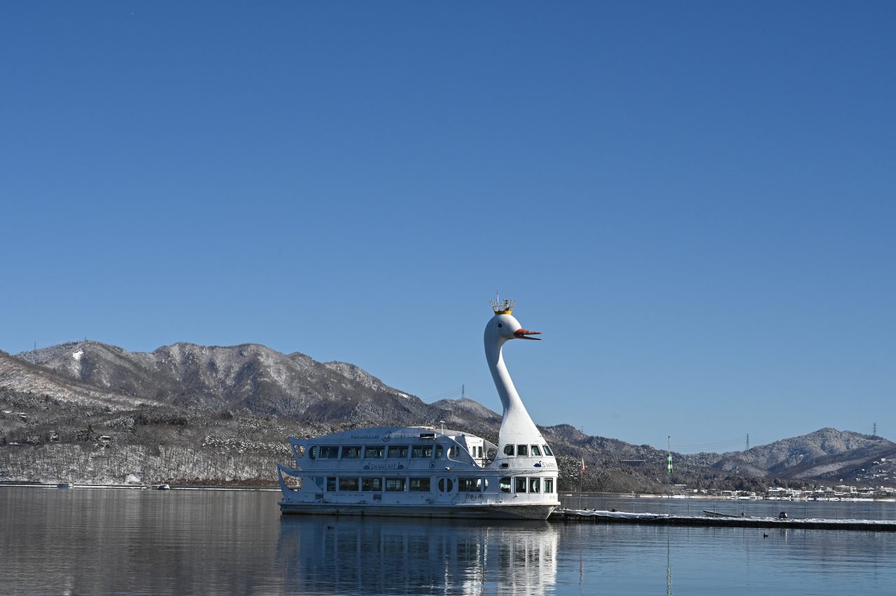 山中湖をぐるっと一周する大きな遊覧船