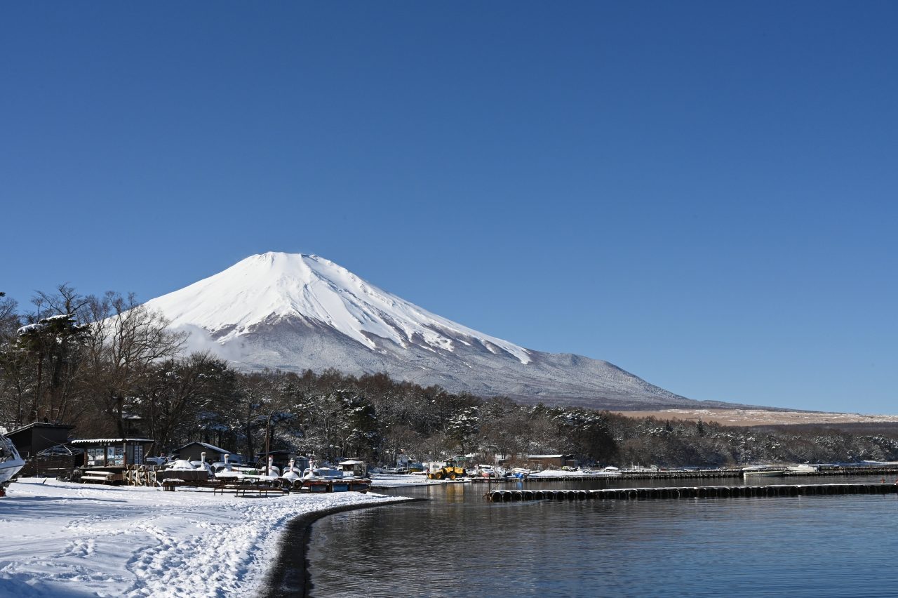 真冬は猛烈な寒さとなる山中湖から見る富士山