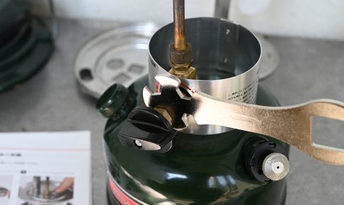 ガソリンランタンを専用工具でメンテナンス
