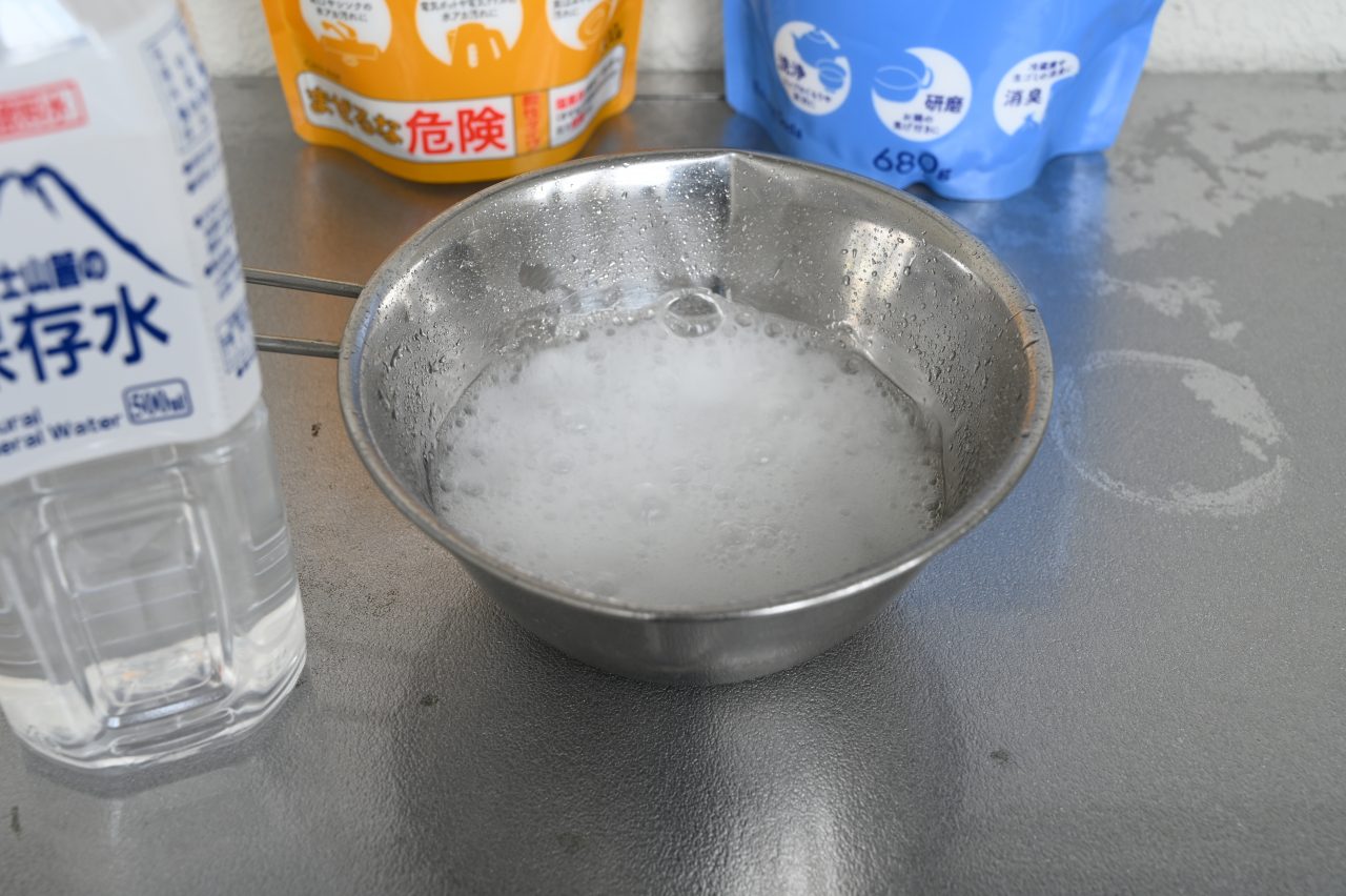 重曹とクエン酸と水を混ぜると発泡する