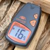 木材の水分測定器「デジタル含水率計」で薪の乾燥具合が一目瞭然