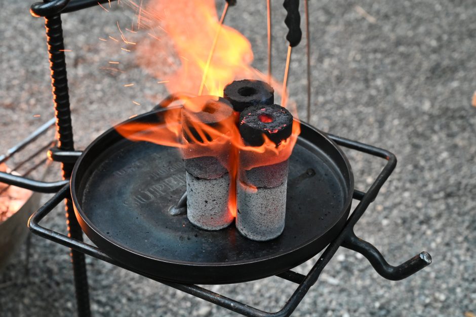 ロゴスの成型炭でダッチオーブンの上火を準備中