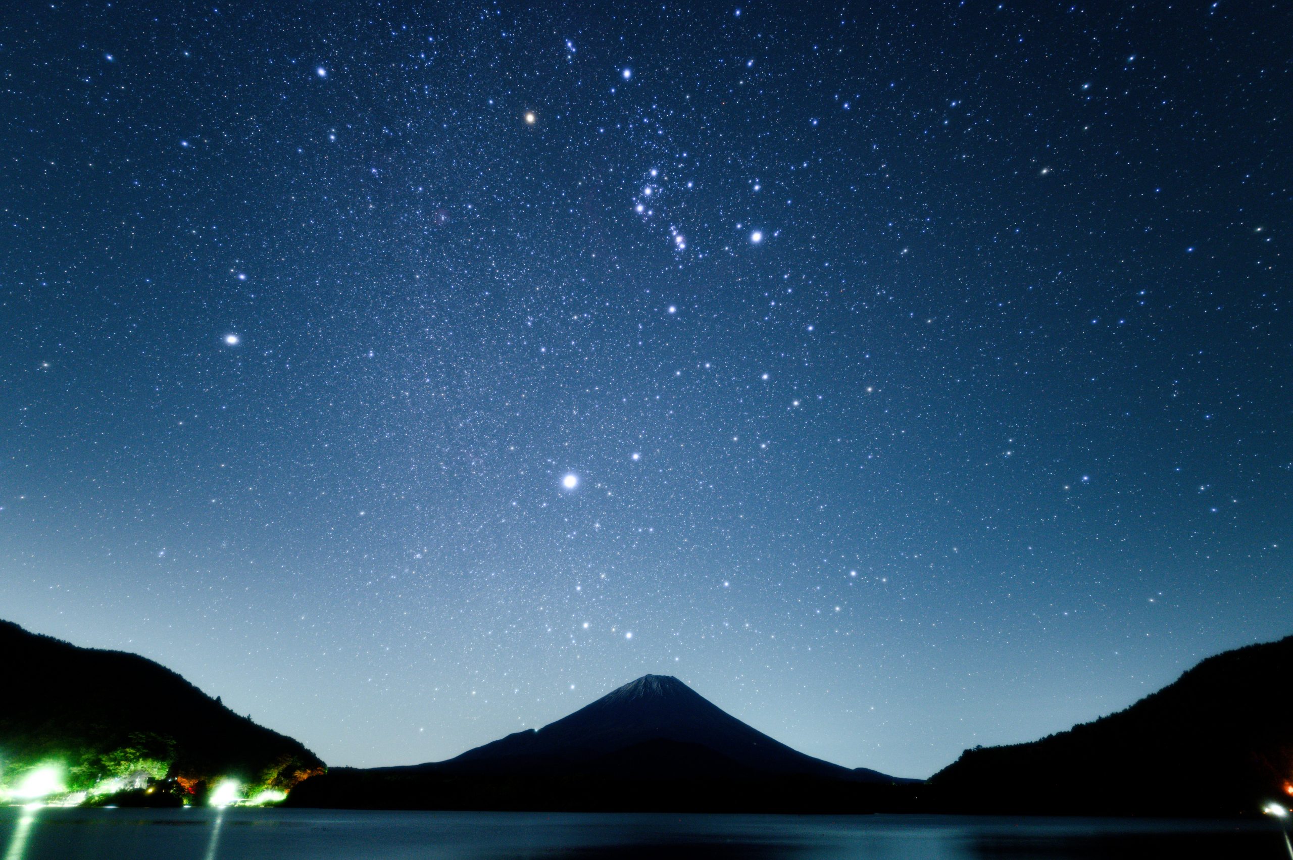 富士五湖 精進湖 の湖畔から眺める冬の大三角 ダイヤモンド