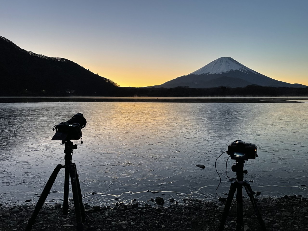 精進湖の湖畔にカメラを2台並べてタイムラプス撮影中