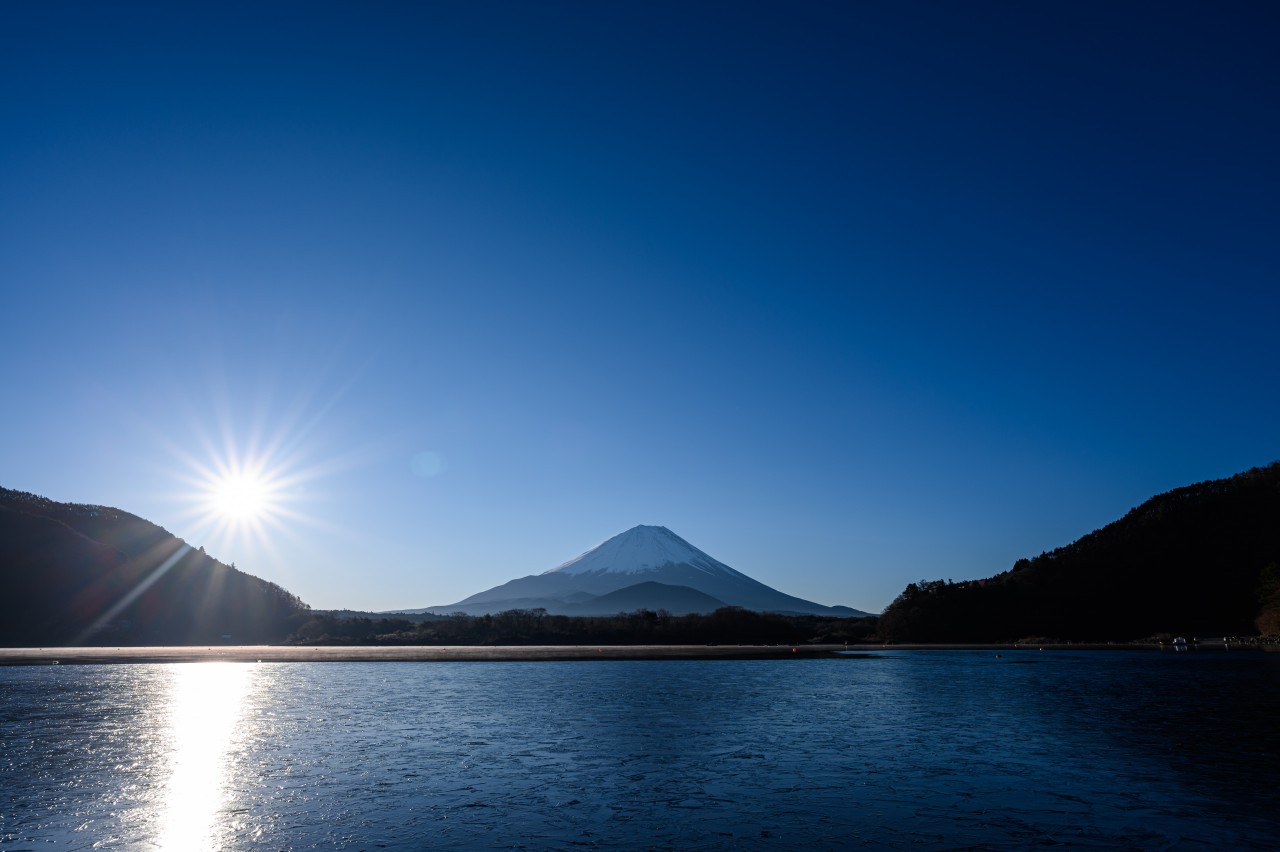 日の出後の精進湖畔で富士山を撮影