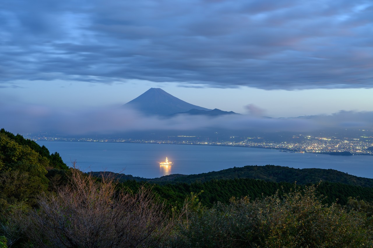 だるま山高原から駿河湾と富士山を眺める
