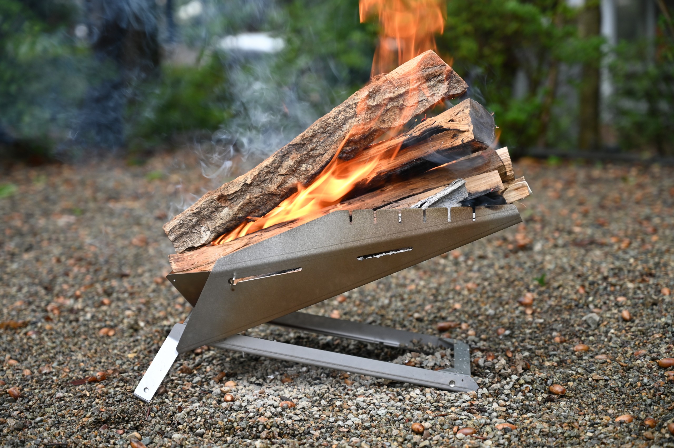 斜めに薪をくべるユニークな焚き火台「KUBERU」を使ってみた