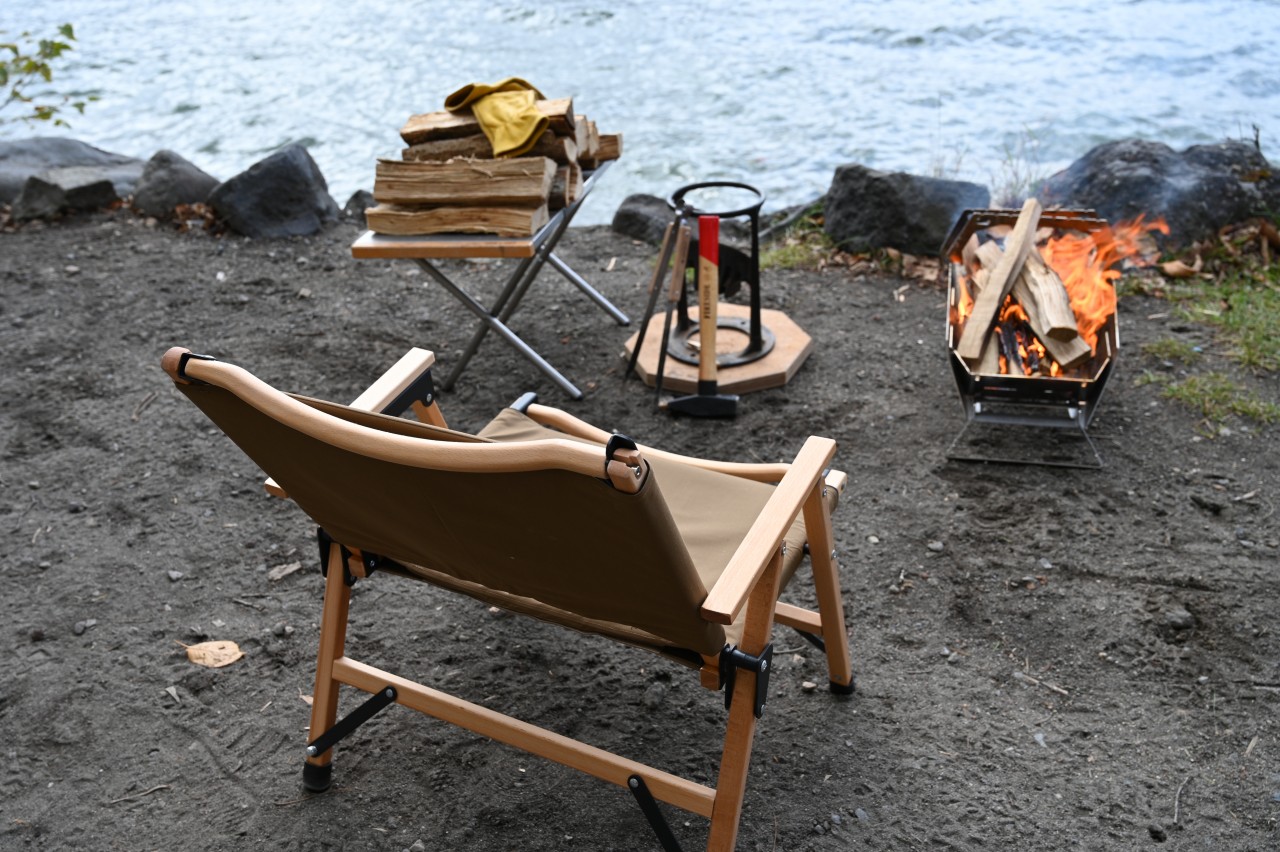 焚き火キャンプチェアに腰掛けてキンドリングクラッカーで薪割りを楽しむ