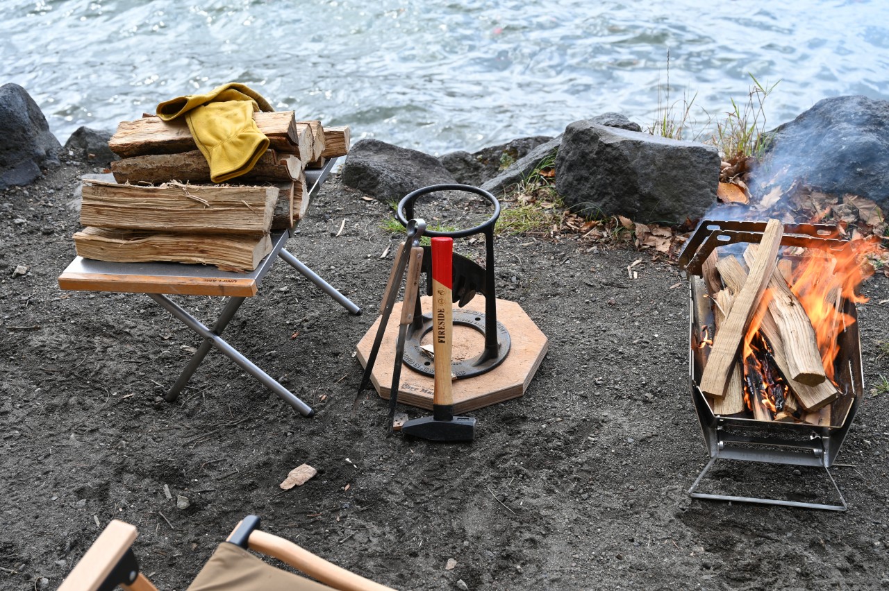 菖蒲ヶ浜の湖畔で薪割りと焚き火を楽しむ