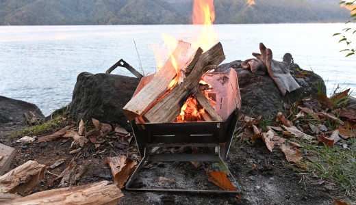 湖畔でのんびり焚き火がしたい！秋の中禅寺湖でソロキャンプ