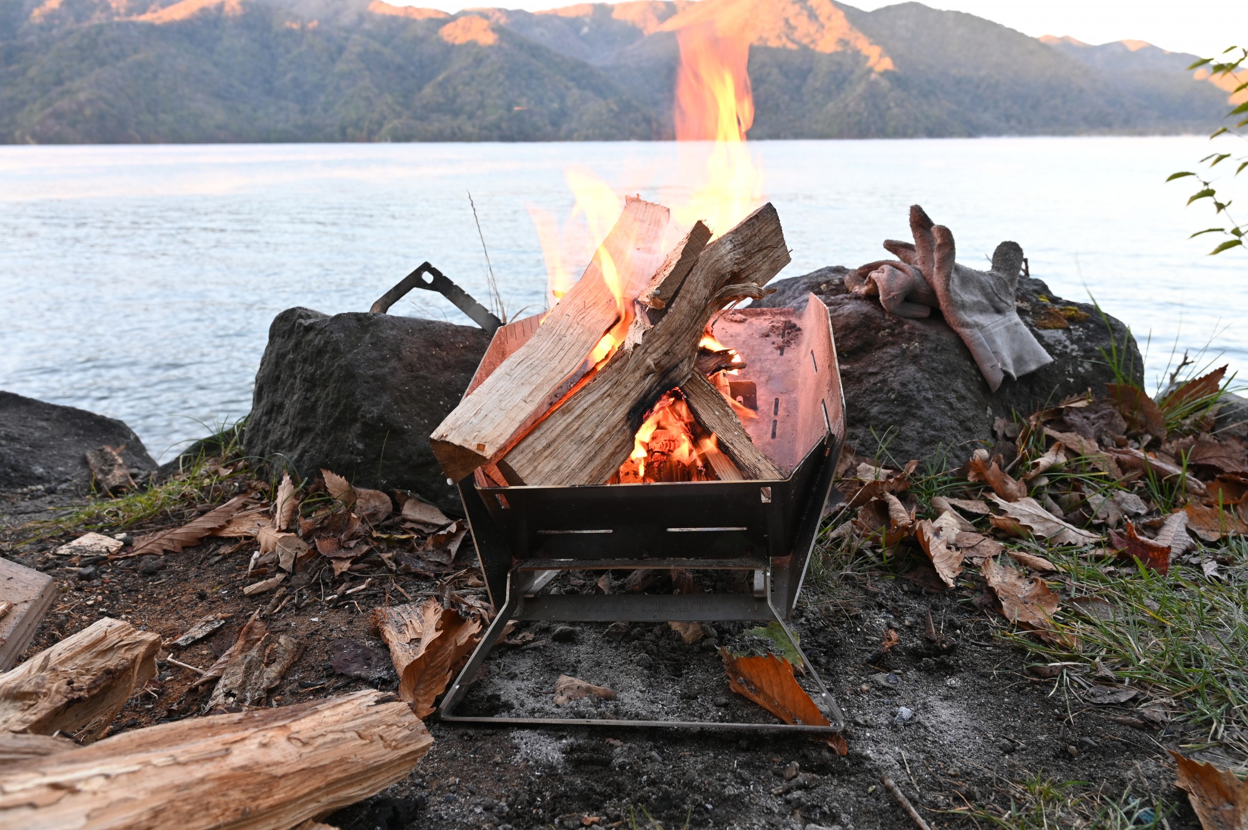 湖畔でのんびり焚き火がしたい！秋の中禅寺湖でソロキャンプ