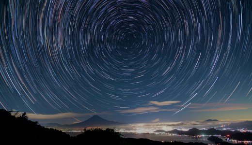 ゆるキャン聖地で星空撮影。駿河湾越しの富士山と北天ぐるぐる