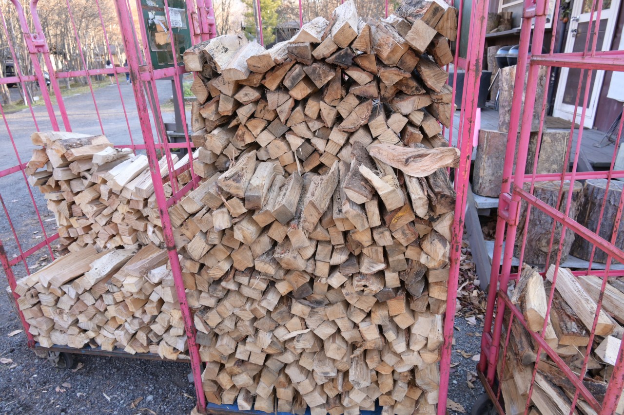 北軽井沢スウィートグラスは高品質な薪を自社生産