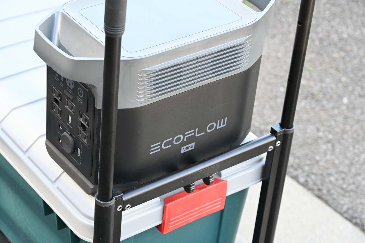 EcoFlow DELTA miniは片手で持ち運ぶのはギリギリ
