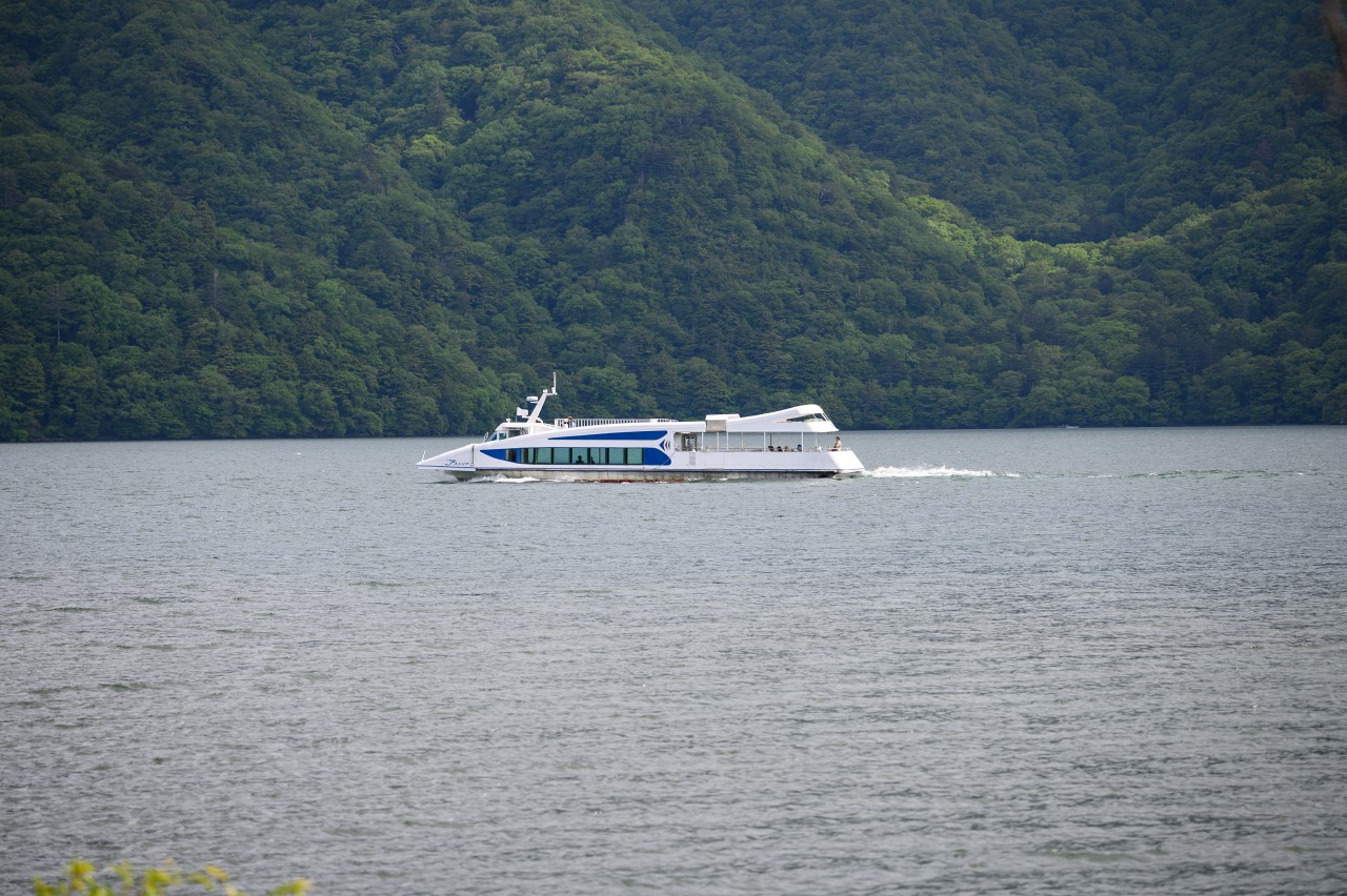 菖蒲ヶ浜の湖畔サイトから観光船を撮る